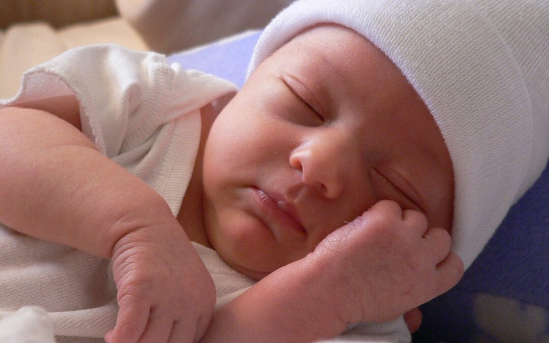 Hoe lang kan een baby wakker blijven: de wakkertijd